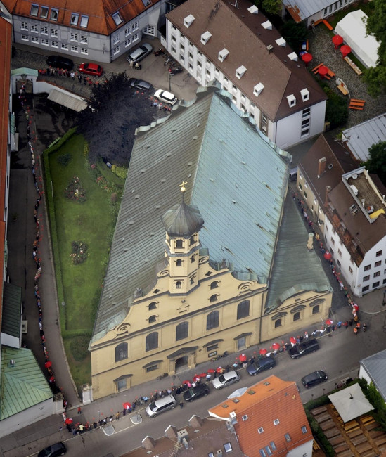 Kirchenumarmung